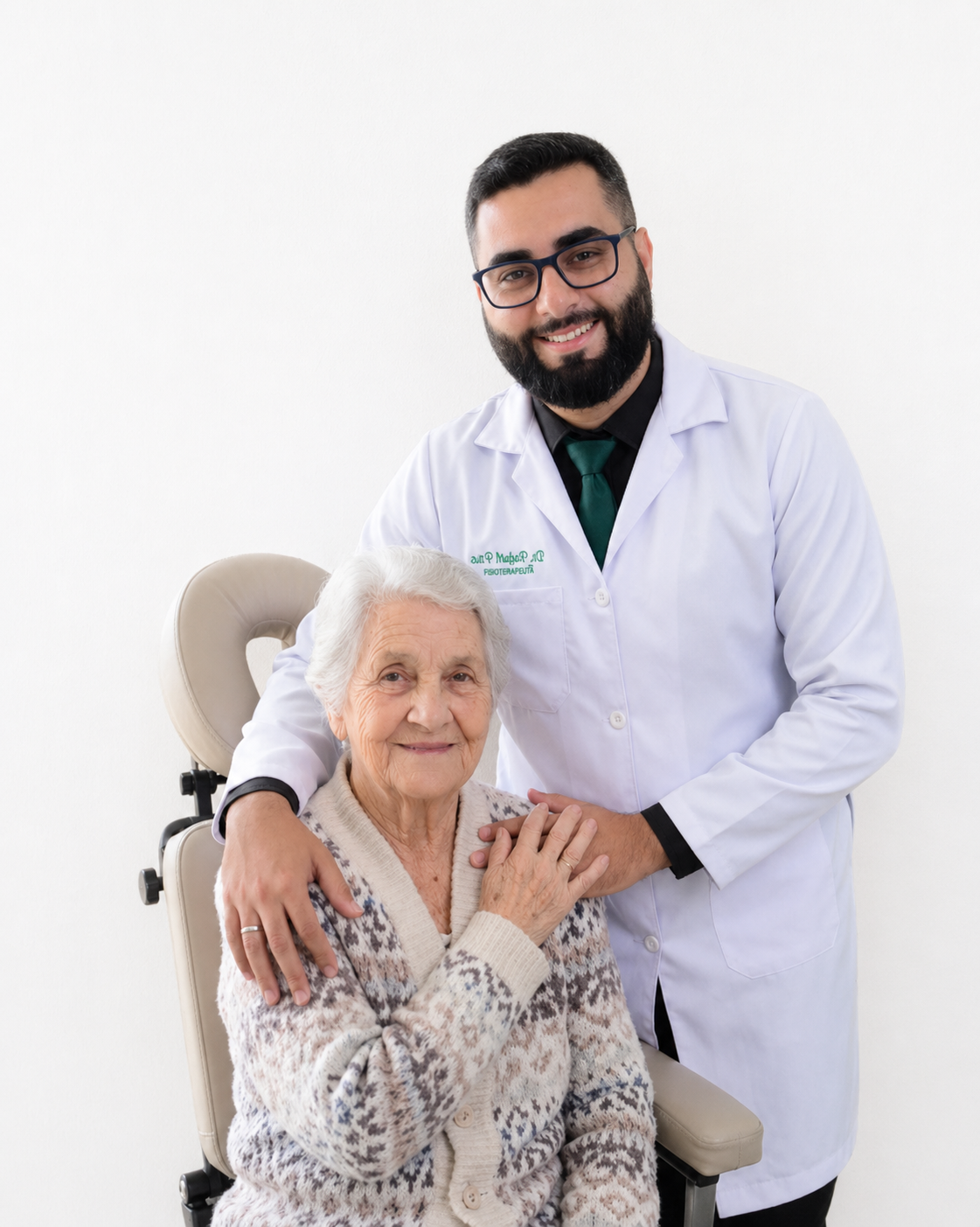 Dr. Rafael Pires em atendimento domiciliar a paciente idosa